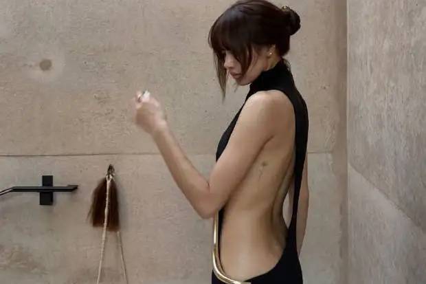 Lisa晒荒漠美照，穿黑色露背裙大秀S曲线，腰臀比例太完美了！