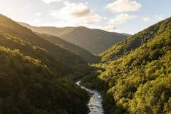 长城沿线爬山徒步寻访古长城,山下农家乐铁锅炖大鹅聚餐