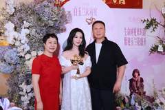 杨紫全家福曝光幸福满溢 父母眼里满是骄傲与珍视