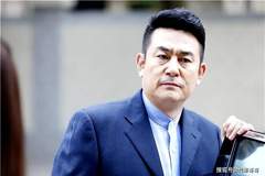 62岁李洪涛近况曝光！娶圈外美女生下一子，如今婚姻幸福成人生赢家