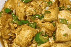豆腐烧青椒，软嫩鲜香下饭，成本低廉却十分贴合家常