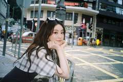 祝绪丹灰色修身裙搭格纹披肩 显松弛自在气质