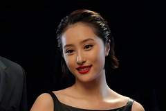 38岁李欣汝现状揭晓:曾因触怒张艺谋断送星途,如今离婚带两女活出自在状态