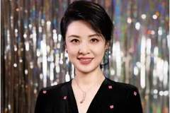 58岁周涛突破主持端庄形象，晒深V吊带美照露凹凸身段，尽显风情获网友点赞