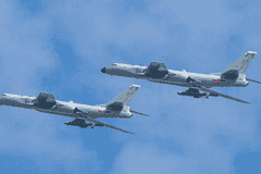 轰6N空射导弹配歼20护航，空中战略威慑升级，中国战略话语权再强化