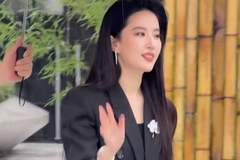 刘亦菲穿黑色西装化身女总裁 笑容满面明媚优雅