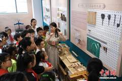 指尖修复“时光” 浙江学生走进档案馆触摸历史温度