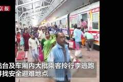 印度一火车站电线突然断裂起火，现场乘客惊慌奔逃