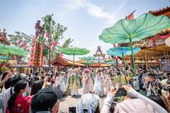 盛夏正当燃 奋进正当时（坚定不移沿着习近平总书记指引的方向奋勇前进）