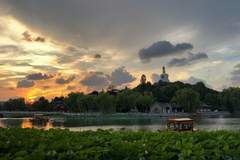 北京公园游船延时赏晚霞 城市公共服务的温情与弹性尽显