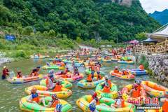 湖北兴山：暑期漂流“热” 游客逐浪觅清凉