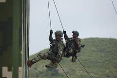 聆听参训官兵讲述中白“神鹰-2026”空降兵联合训练