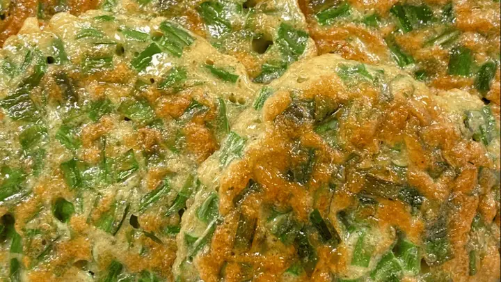 韭菜鸡蛋饼:五分钟出锅的家常美味,全家抢着吃