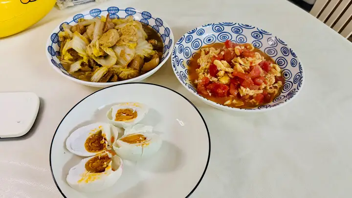 没有抢菜,但一日三餐吃得都挺好的