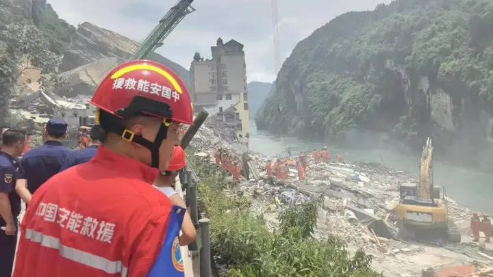 “拼命地跑,腿脚都是软的”,重庆男子丢下车:如果车再快几十秒,就被埋了