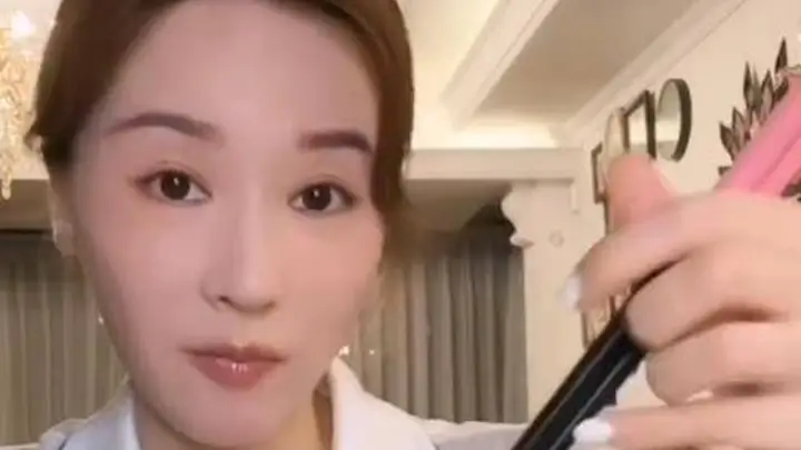 吴佳尼自曝不会用筷子:“老师只教减肥,没教过拿筷”