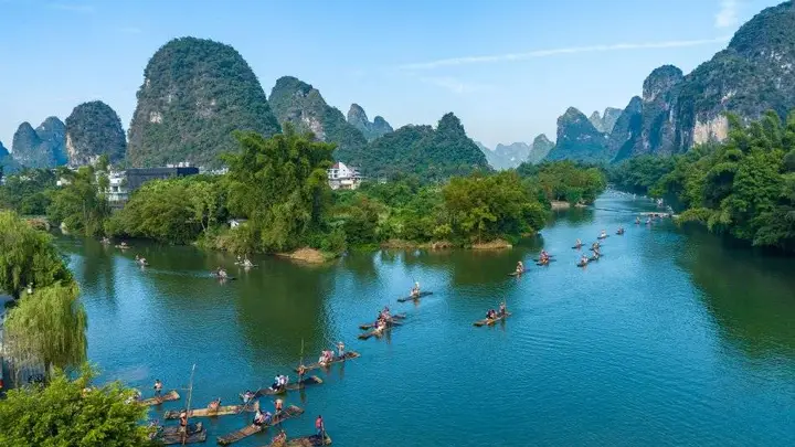 广西阳朔遇龙河竹筏游暑期火爆 游客尽享清凉时光