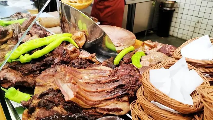 河北保定驴肉火烧南北反差大 北方遍地流行南方鲜少人知