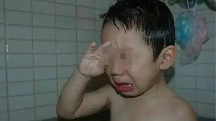 2岁男童一洗澡就哭，医生查不出问题，奶奶说出现场实情，家长按这3招帮娃重拾安全感