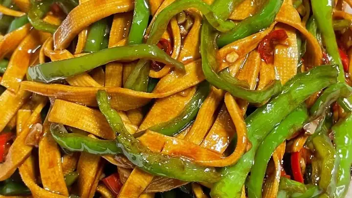 青椒炒千张:一口入魂的家常下饭神器,简单几步征服全家味蕾