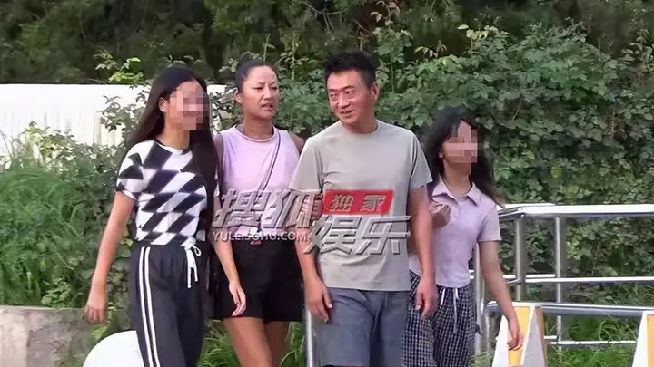 55岁瞿颖清迈定居后状态太松弛 携机长男友挽臂游继女身边尽享日常温暖