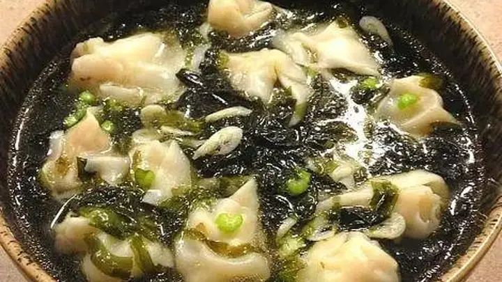 别再给馄饨浇白开水了！碗里丢几样东西，汤底比饭店的还香