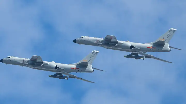 轰6N空射导弹配歼20护航，空中战略威慑升级，中国战略话语权再强化