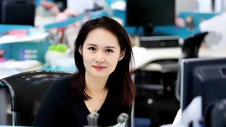 上海老牌主持扎堆离职，职场内耗击碎铁饭碗，老主持直言看清了人性至暗