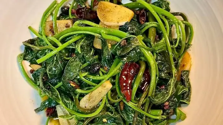炝炒红薯叶:翠绿鲜香的夏日下饭菜,一口吃出田园味