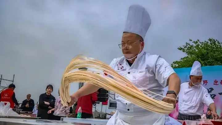 新野:一碗板面烹出县域经济“硬菜”