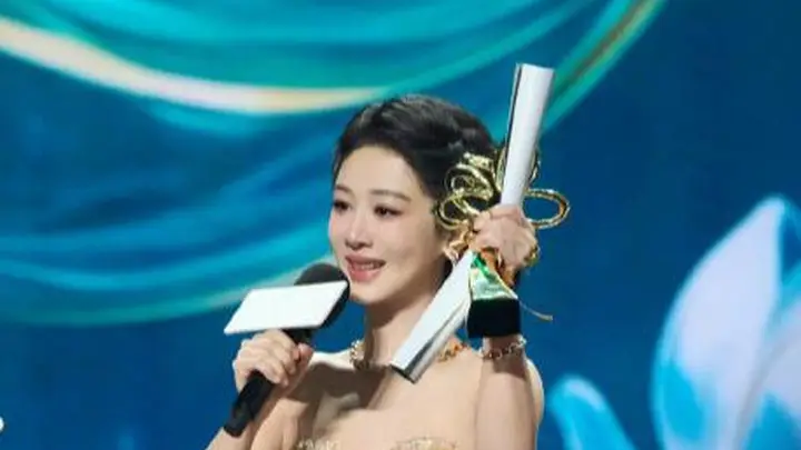 杨紫获白玉兰最佳女主角争议不止,奖杯的价值不在于一晚的加冕