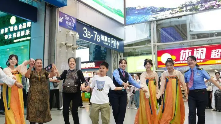 2026年中国铁路暑运启幕 云南大理、丽江等热门旅游地客流集中