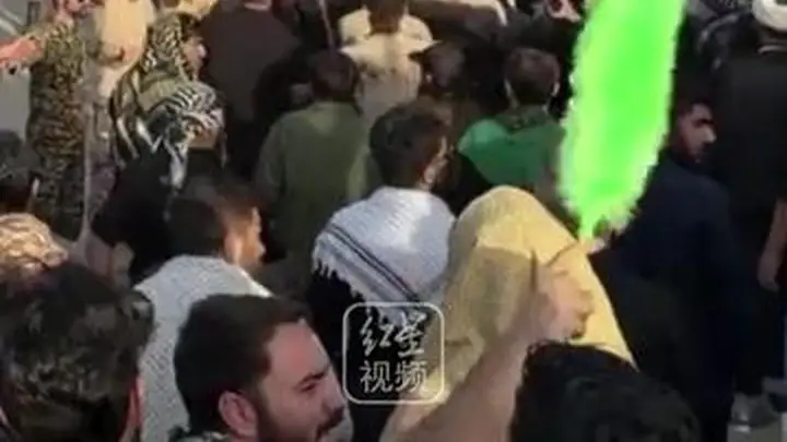 哈梅内伊葬礼细节曝光: 35℃高温下6000个喷头洒水降温 军队烘焙准备了5000万个面包 2500辆救护车、50万升注射液待命