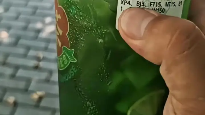 茶饮店爆款饮品名为“蜂油精”,顾客称口感清爽,品牌方:系蜂蜜柠檬水,不含风油精,已上架多年