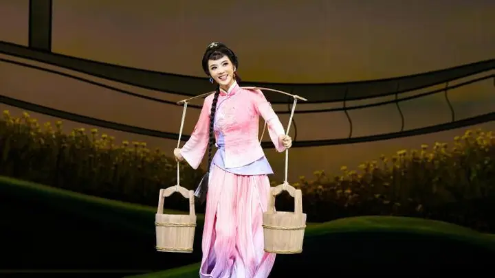 青春越剧《九斤姑娘》杭州首演 李云霄领衔演绎