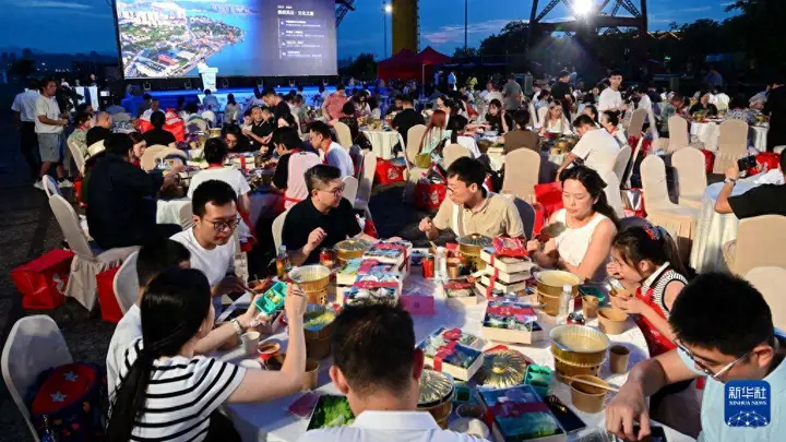 八闽美食嘉年华福州启幕 千人海鲜火锅点燃夏日文旅消费