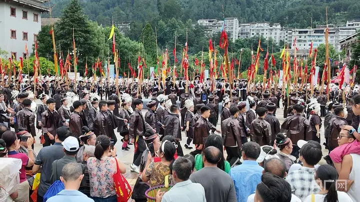 千名苗胞踏笙起舞 贵州剑河“六月六”非遗盛宴醉游人