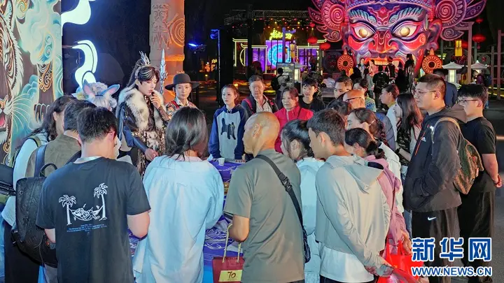 腾龙洞夜游燃动世界：土家风情与全球艺术的奇幻邂逅