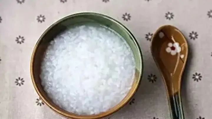 早餐喝粥的误区：医生提醒，这几类食物早上要少吃