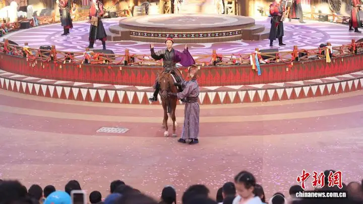 宁夏银川漫葡小镇暑期人气爆棚 民俗演艺扎堆成客流增长核心亮点
