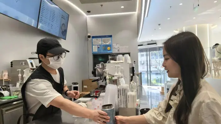 自带杯咖啡成新风尚 绿色消费浪潮席卷日常消费场景