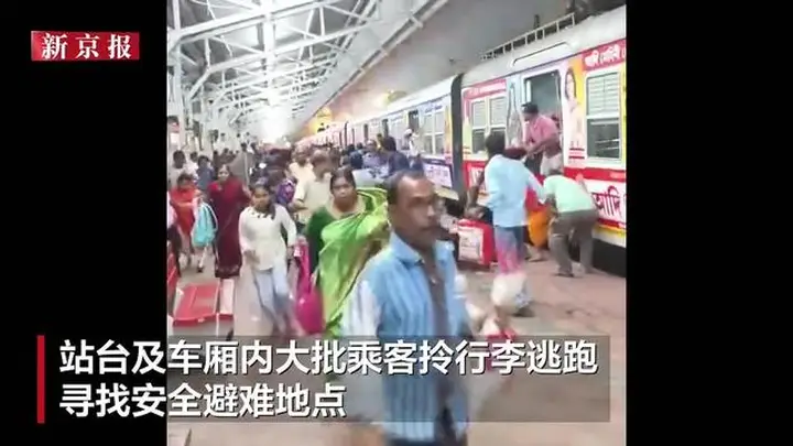 印度一火车站电线突然断裂起火，现场乘客惊慌奔逃