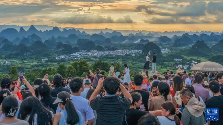 阳朔峰林盛景掀旅游热潮 各地游客共赏喀斯特诗意之美