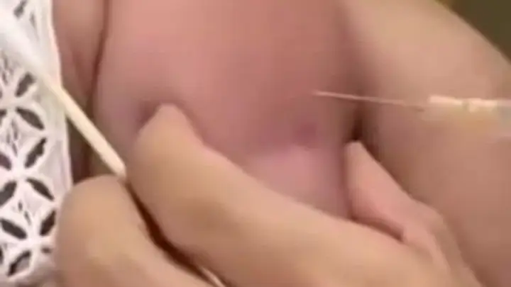 江苏一护士戴手链美甲为宝宝打疫苗，针头全扎胳膊遭质疑，涉事护士已被停职调岗