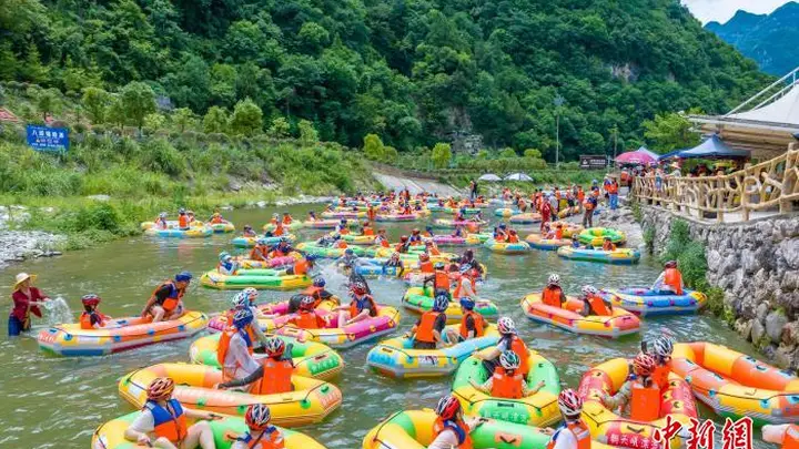 湖北兴山：暑期漂流“热” 游客逐浪觅清凉