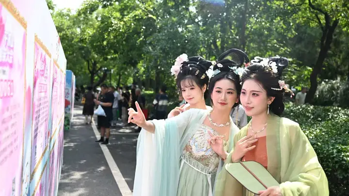 古装美女NPC现场巡游互动!七夕千佛山相亲会氛围感拉满
