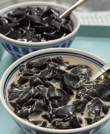 梧州龟苓膏，原味入口微苦搭配蜜水缓和厚重口感