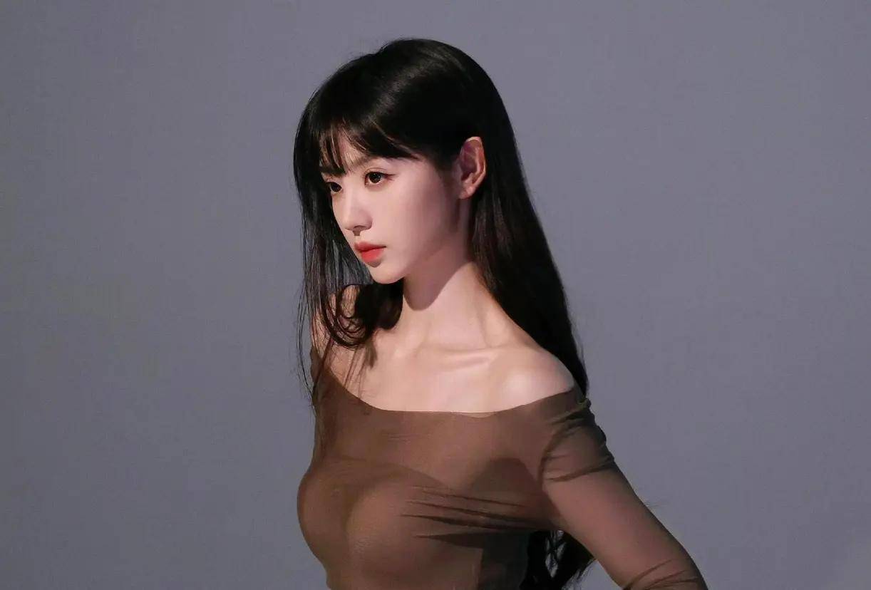 田曦薇晒出盛夏清凉写真，当可爱与性感结合，诠释轻熟美丽