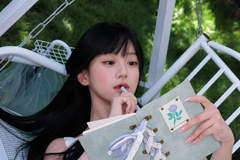 包上恩白裙造型清纯可爱 手捧花束少女感满满