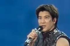 王力宏演唱会突然摔倒,脸部受伤流血